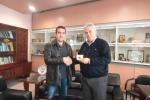 Ο κ. Κιρατζή Ερκάν παραλαμβάνει τη χρυσή λίρα από τον Πρόεδρο του Επιμελητηρίου